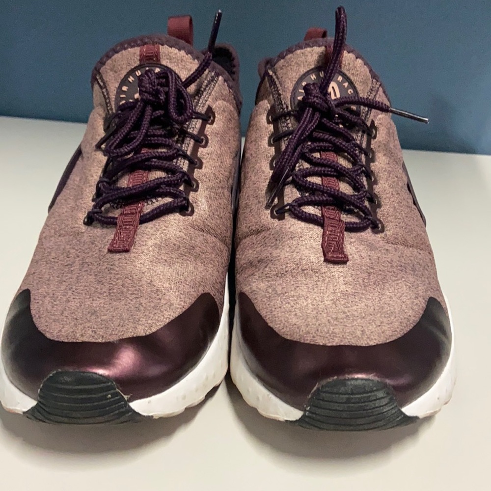 Women’s Nike Huarache Run SE in Port Wine Color
